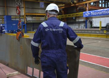 Operarios del astillero de Appledore con las primeras chapas / FOTO: Navantia