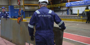 Operarios del astillero de Appledore con las primeras chapas / FOTO: Navantia