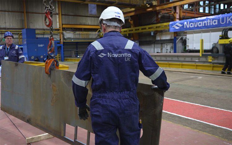 Operarios del astillero de Appledore con las primeras chapas / FOTO: Navantia