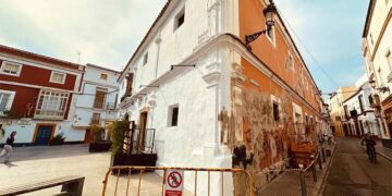 Trabajos de pintado de fachada en el centro portuense / FOTO: Ayto.