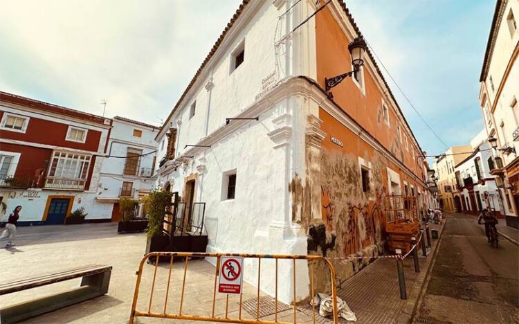 Trabajos de pintado de fachada en el centro portuense / FOTO: Ayto.