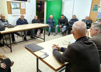 Óscar Torres reunido con vecinos de Puntales / FOTO: PSOE