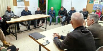 Óscar Torres reunido con vecinos de Puntales / FOTO: PSOE