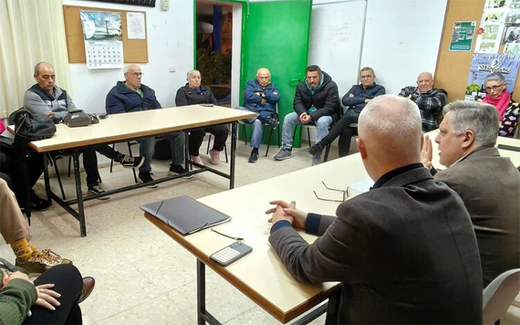 Óscar Torres reunido con vecinos de Puntales / FOTO: PSOE