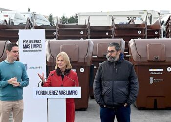 Presentando los flamantes contenedores en las instalaciones de la UTE-Jerez / FOTO: Ayto.