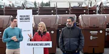 Presentando los flamantes contenedores en las instalaciones de la UTE-Jerez / FOTO: Ayto.