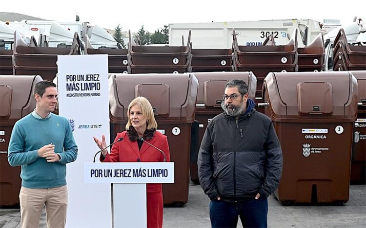 Presentando los flamantes contenedores en las instalaciones de la UTE-Jerez / FOTO: Ayto.