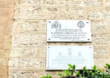 Placa recordando al Supremo original en la fachada del Palacio de Recaño / FOTO: Eulogio García