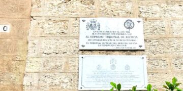 Placa recordando al Supremo original en la fachada del Palacio de Recaño / FOTO: Eulogio García