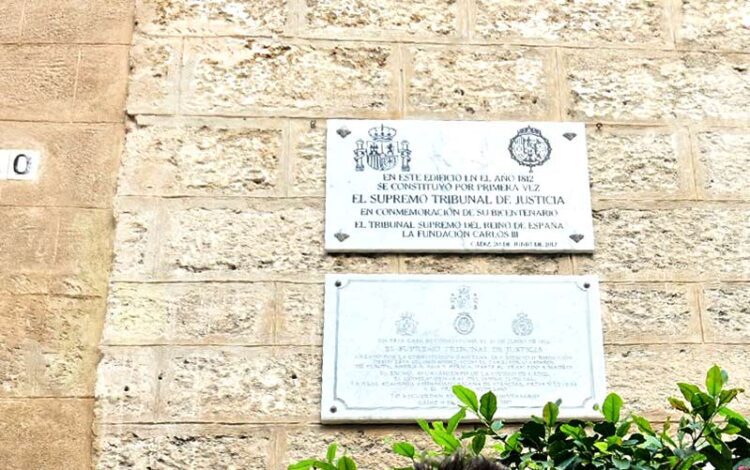 Placa recordando al Supremo original en la fachada del Palacio de Recaño / FOTO: Eulogio García