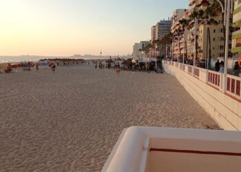 Asomado al paseo marítimo de Cádiz / FOTO: DBC