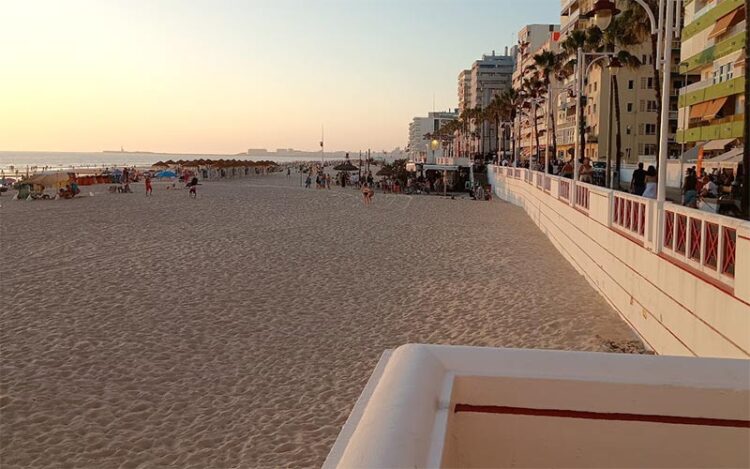 Asomado al paseo marítimo de Cádiz / FOTO: DBC