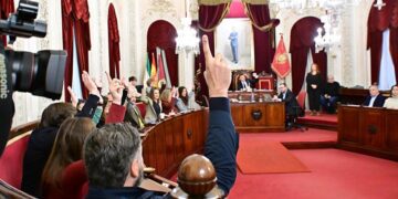 La bancada del PP votando a favor de sus cuentas / FOTO: Eulogio García