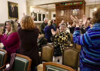 Parte de la plantilla celebrando el voto a favor en el mismo pleno / FOTO: Ayto.