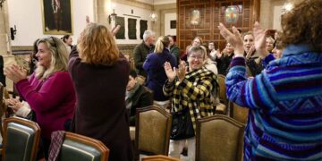 Parte de la plantilla celebrando el voto a favor en el mismo pleno / FOTO: Ayto.