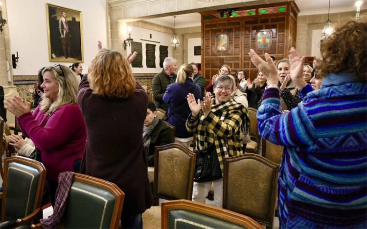 Parte de la plantilla celebrando el voto a favor en el mismo pleno / FOTO: Ayto.