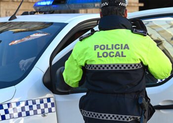 Agente patrullando en el centro / FOTO: Ayto.