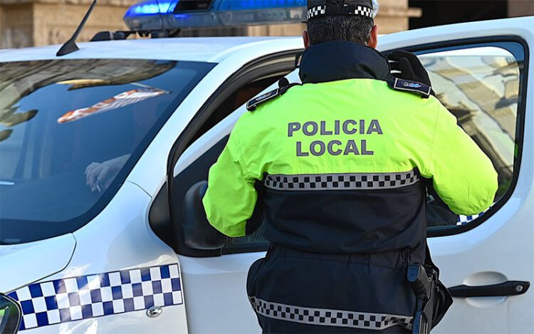 Agente patrullando en el centro / FOTO: Ayto.