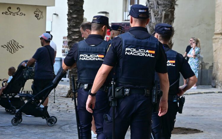 Patrullando por el centro de Cádiz / FOTO: Eulogio García