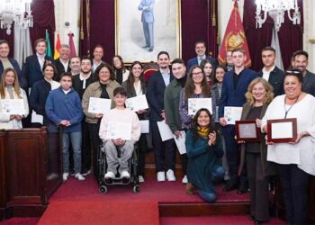 Posado con todos los premiados y distinguidos / FOTO: Ayto.