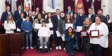 Posado con todos los premiados y distinguidos / FOTO: Ayto.