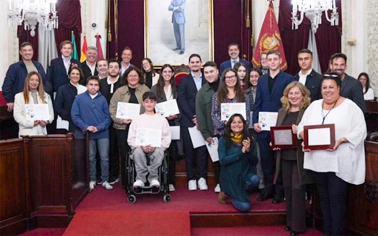 Posado con todos los premiados y distinguidos / FOTO: Ayto.