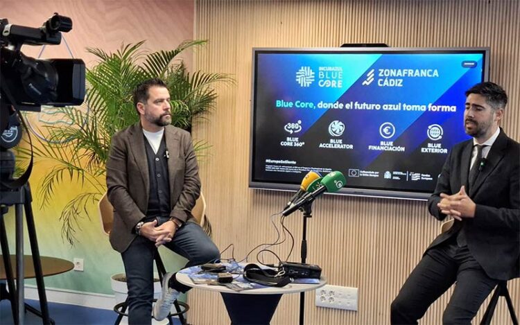 González y Baqueiro ofreciendo detalles del programa / FOTO: Zona Franca