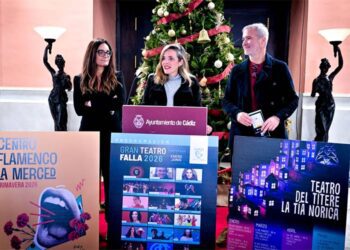 Desvelando los carteles en el Hall del Falla / FOTO: Ayto.