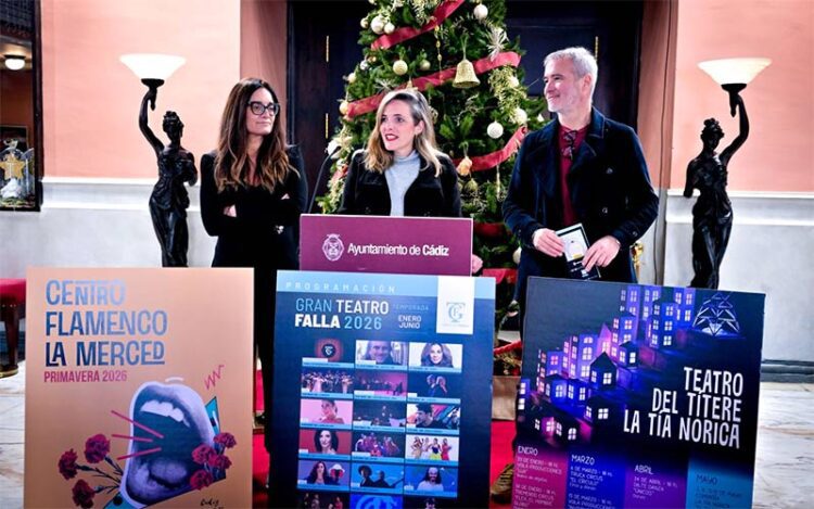 Desvelando los carteles en el Hall del Falla / FOTO: Ayto.