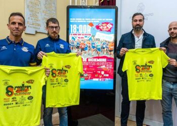 Con la camiseta conmemorativa de la prueba / FOTO: Ayto.