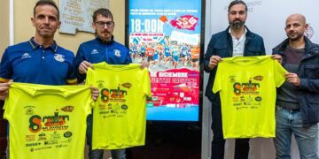 Con la camiseta conmemorativa de la prueba / FOTO: Ayto.