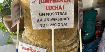 Pancartas en el encierro de trabajadoras en Filosofía y Letras / FOTO:  Confluencia de Izquierdas