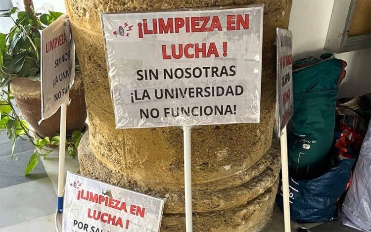 Pancartas en el encierro de trabajadoras en Filosofía y Letras / FOTO:  Confluencia de Izquierdas