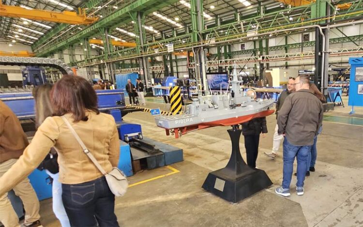 Curioseando en uno de los talleres / FOTO: Ayto.