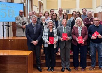 Integrantes de la comisión posando con el logo de la conmemoración / FOTO: Ayto.