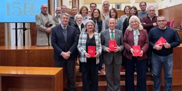 Integrantes de la comisión posando con el logo de la conmemoración / FOTO: Ayto.