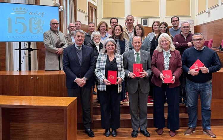 Integrantes de la comisión posando con el logo de la conmemoración / FOTO: Ayto.