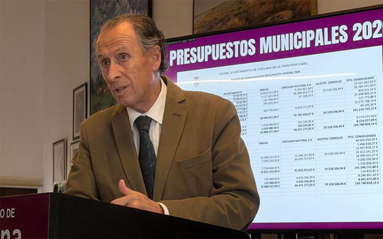 Román, entre cuentas / FOTO: Ayto.