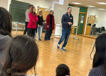 La edil de Igualdad presente en uno de los talleres / FOTO: Ayto.