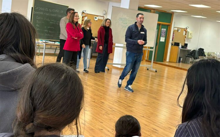 La edil de Igualdad presente en uno de los talleres / FOTO: Ayto.