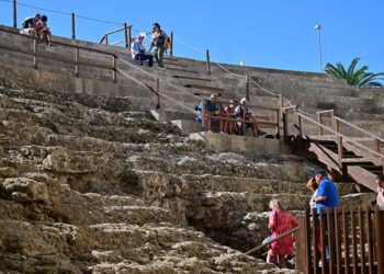 Turistas curioseando la zona visitable del teatro / FOTO: Eulogio García