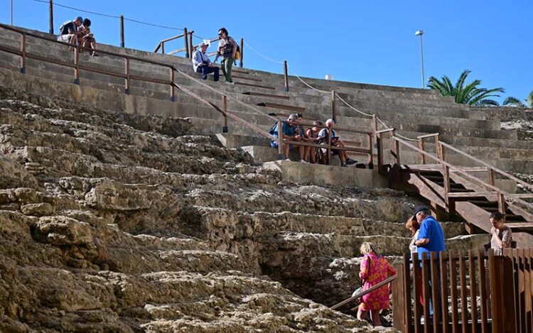 Turistas curioseando la zona visitable del teatro / FOTO: Eulogio García