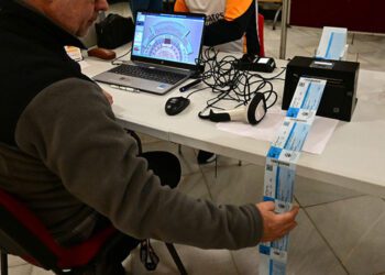 Personal municipal atendiendo la venta del pasado COAC 2025 / FOTO: Eulogio García