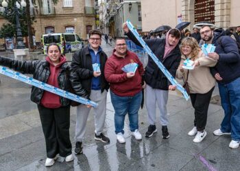 Primeros afortunados con sus entradas del Falla / FOTO: Eulogio García