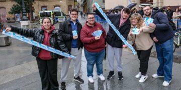 Primeros afortunados con sus entradas del Falla / FOTO: Eulogio García