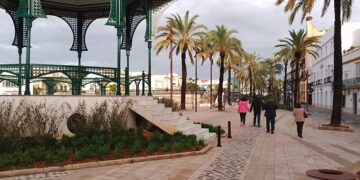 Invitando a pasear por la semipeatonalizada Alameda del Río / FOTO: DBC
