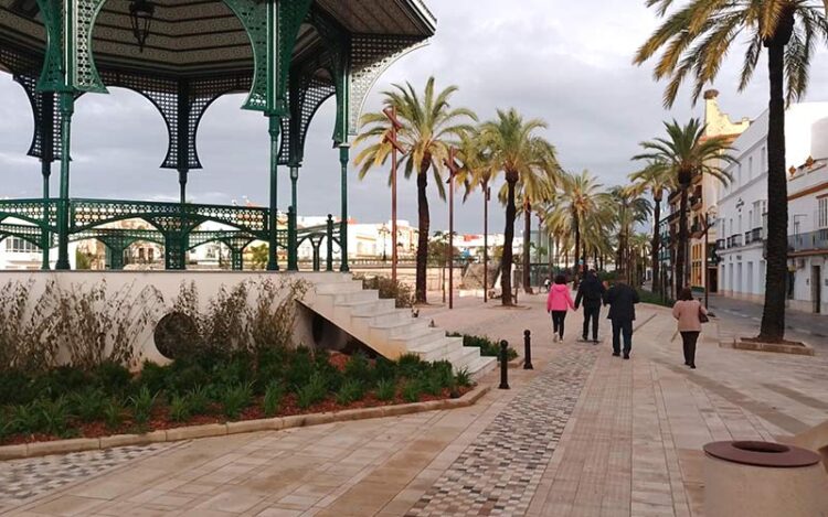 Invitando a pasear por la semipeatonalizada Alameda del Río / FOTO: DBC