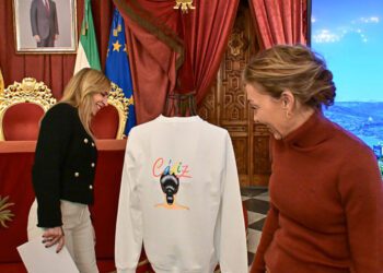 La presidenta de la Diputación y la delegada de Turismo de la Junta curiosean una camiseta promocional / FOTO: Eulogio García