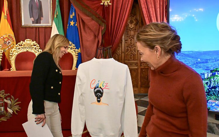 La presidenta de la Diputación y la delegada de Turismo de la Junta curiosean una camiseta promocional / FOTO: Eulogio García