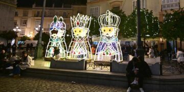 Detalle del alumbrado navideño en la capital gaditana / FOTO: Eulogio García